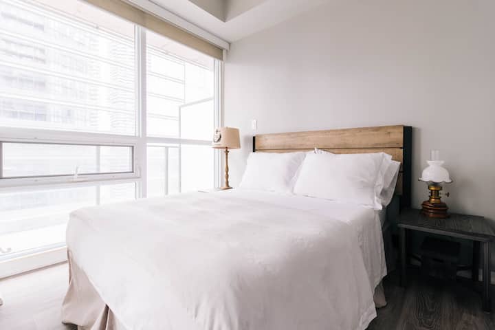 Segundo dormitorio con cama doble. Colchón de espuma, almohadas de espuma y normales