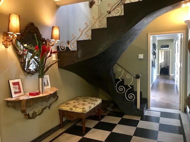 Stylish 250 sqm 4 bedroom apartment