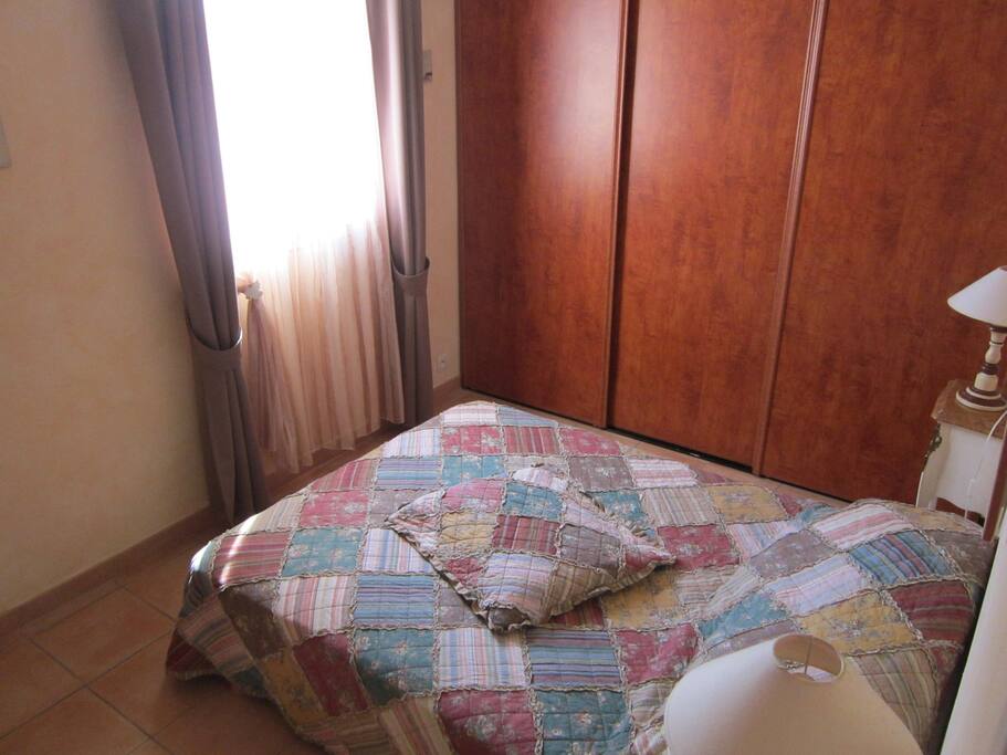 Chambre N°2 avec lit de 140 cm