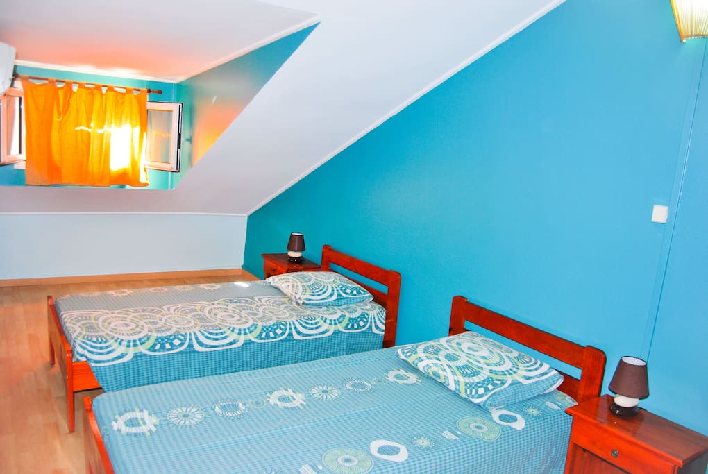 Chambre 2 - 2 petits lits - à l'étage
