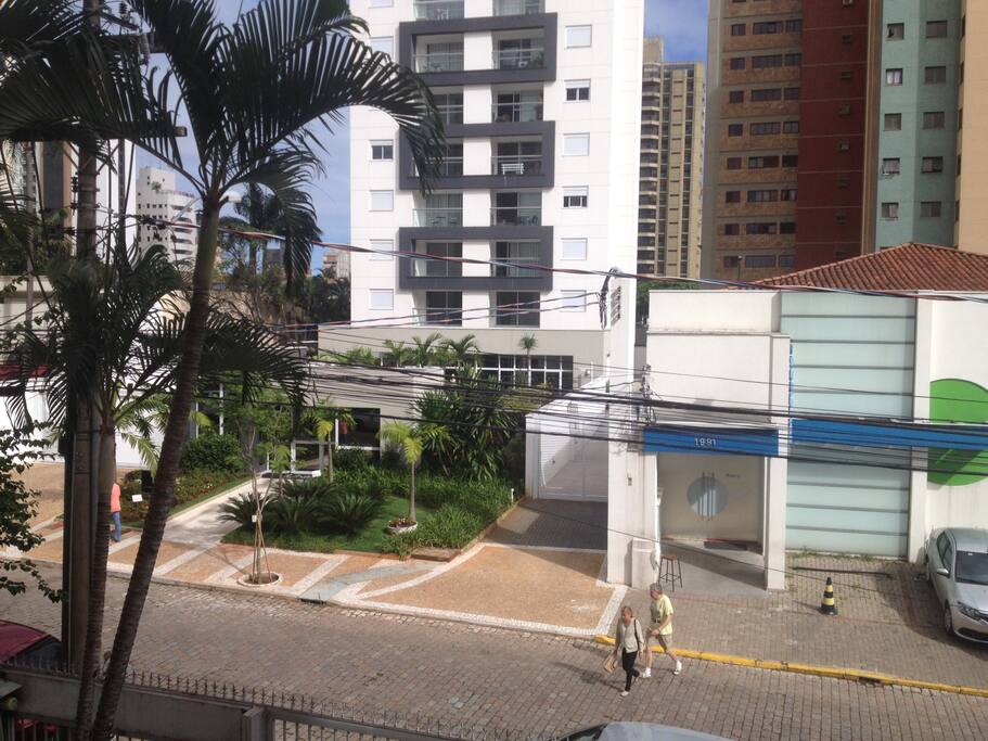 Vista do apartamento para rua.