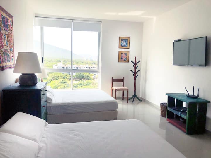 Chumba cha 2: Kama cha kwanza kina mwanga mwingi, kiyoyozi, televisheni na vitanda viwili. + bafu la kujitegemea. 

Chumba cha 2: Mwangaza mwingi, kiyoyozi, runinga, vitanda 2 vya watu wawili na bafu la kujitegemea.