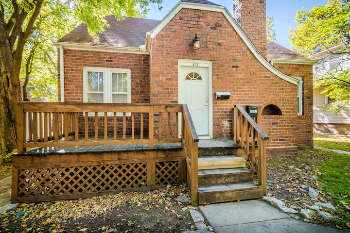 Walk 2 Aggieville From Timeless Brick Cottage! - Kansas state university, Manhattan