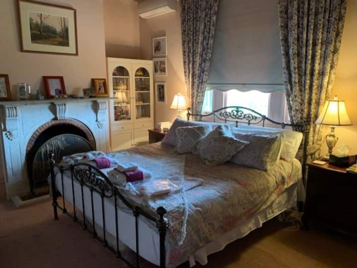 从门口可以看到加大双人床的主卧室。