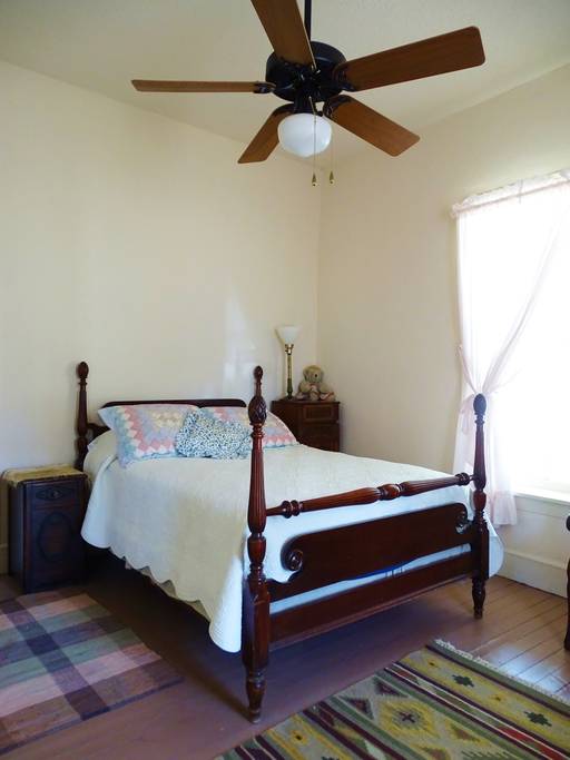 第二间卧室配有一张双人床。 