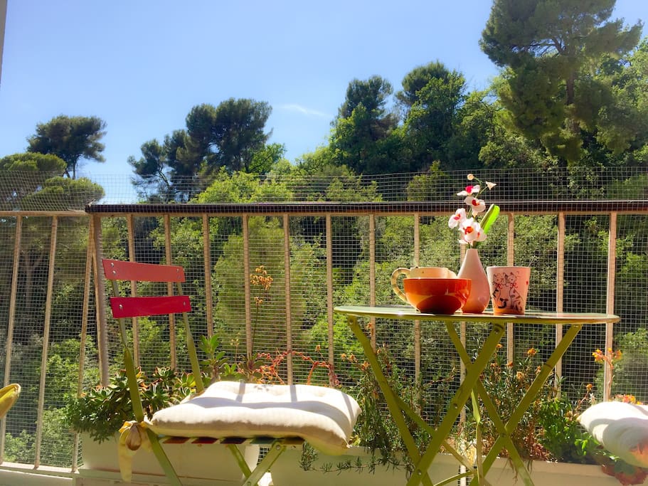 La terrasse où vous pourrez prendre votre petit déjeuner au son des cigales :)