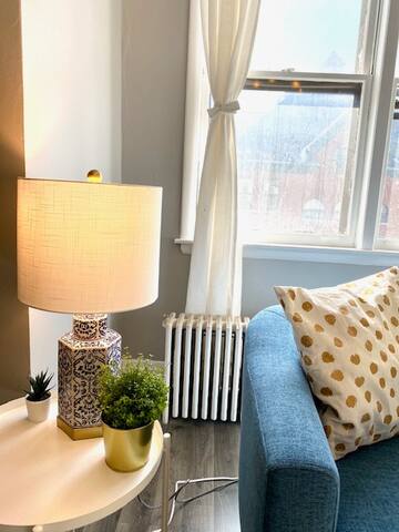 Spacious 3BR in Lakeview – Walk to Wrigley & Shops gallery image 3