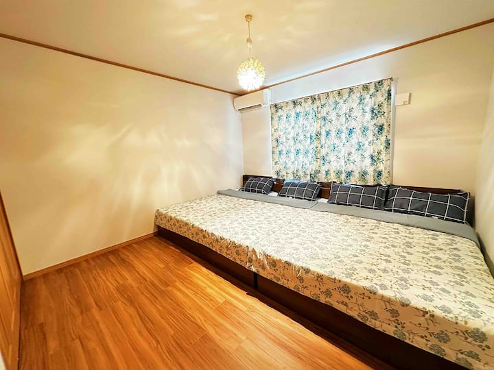 Chumba cha 2 cha kulala (ghorofa ya 2, chumba cha mtindo wa magharibi)
Inafaa kwa vitanda 2 vya mtu mmoja + kitanda 1 cha watu wawili kwa watu 4.
Kitanda kina taa na maduka.