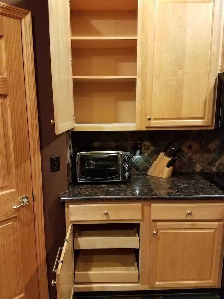 厨房内的个人橱柜空间，可放置干燥食品等。 