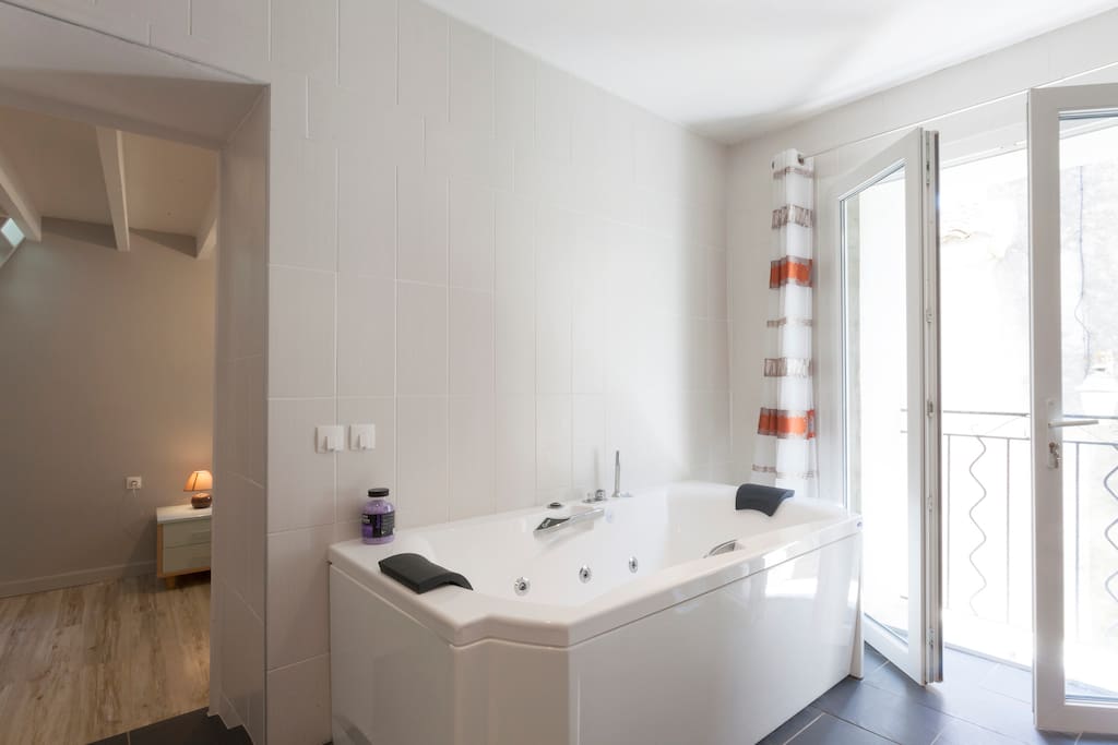 salle de bain avec balnéo