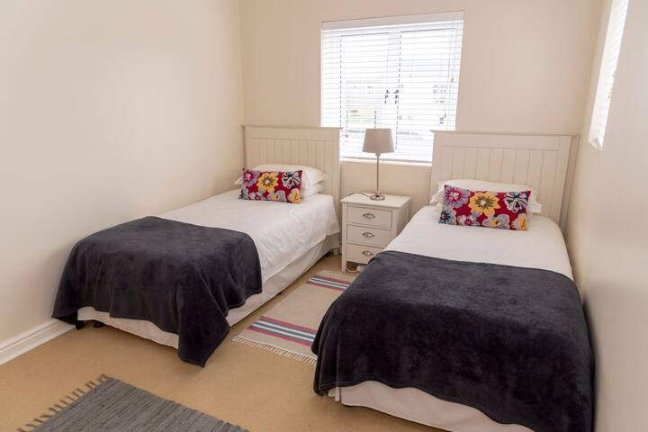 غرفة نوم 3 بسريرين فرديين.