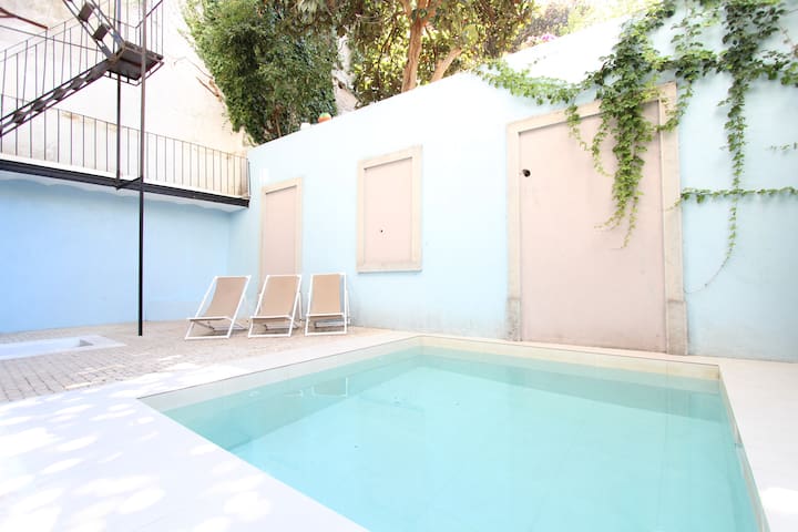 BE SILVER IN CENTRAL LISBON