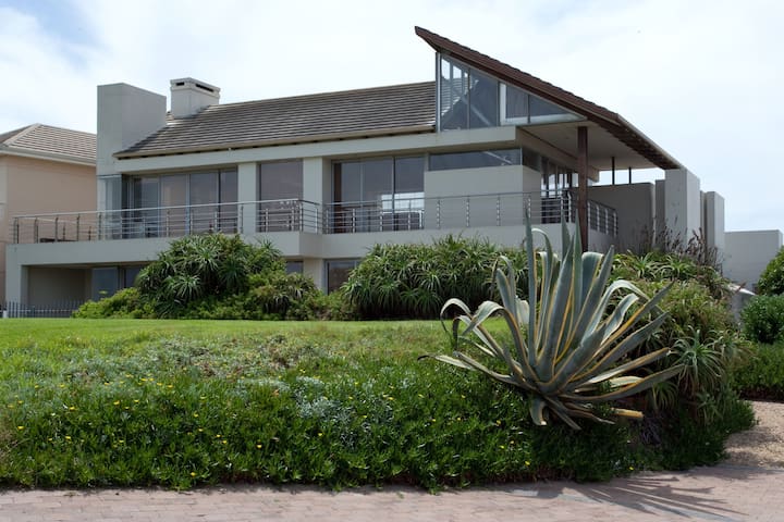 Sunset Links Beach Villa