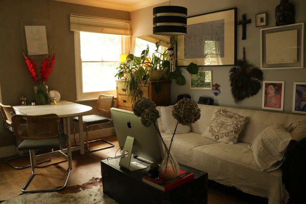 Common living room and an open iMac. Feel free to Google your plans or get up to date on news and social media. Also perfect for watching movies.
