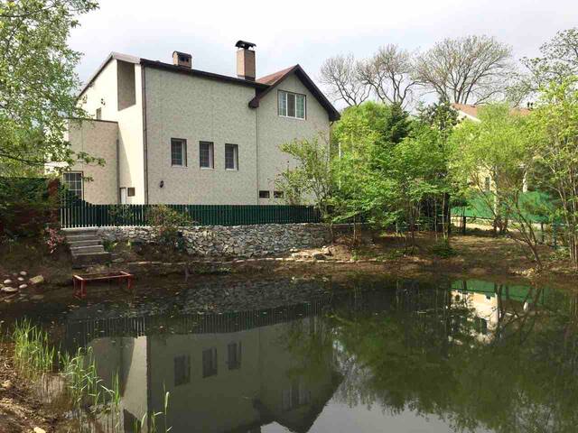 Большой коттедж у озера,   район  «Фетисов Арена».