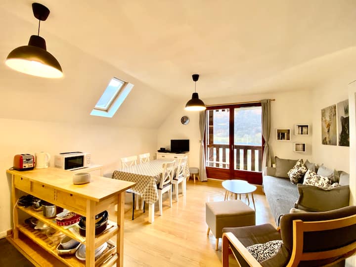 Small cocoon 5 min walk from the gondola and lake