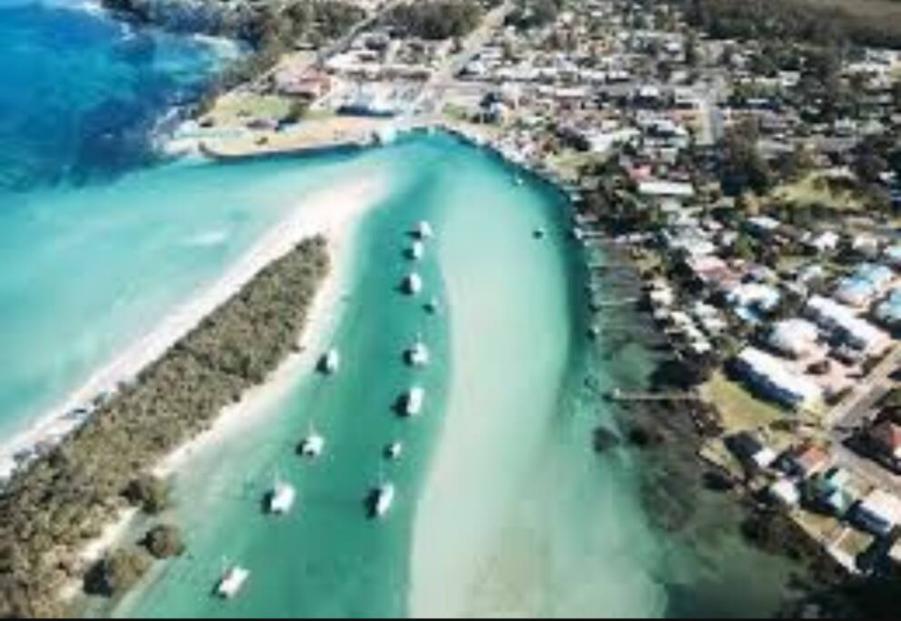 Beautiful Huskinsson with a range of restaurants, cafes, beaches and activities!