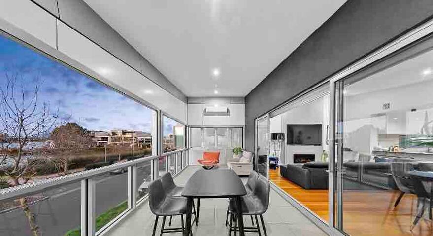 LAKEVIEW LUXURY gallery image 4