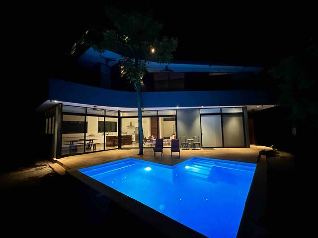Modern Beach Home with Pool & Rooftop (150 metros)