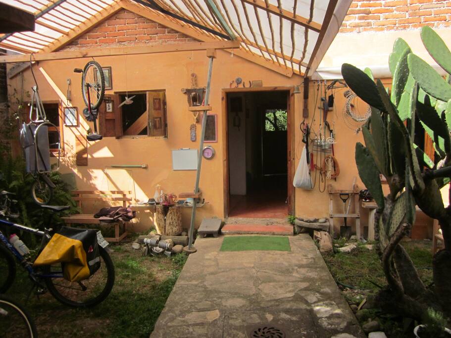 hay un pequeño jardín semi-techado en frente de la casa