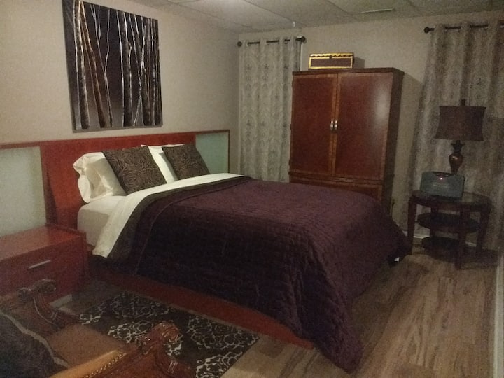 Bedroom (Queen Size Bed)