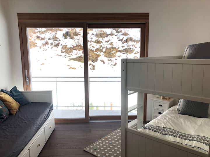 Chumba cha kulala cha pili chenye mwonekano wa msitu, vitanda vya ghorofa na kitanda cha mchana kwa ajili ya watu 1-2