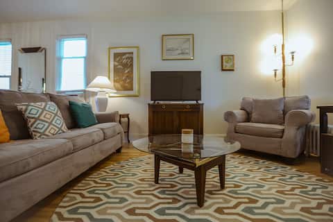 Vintage Bay View - Big Backyard, Big 1 Bedroom