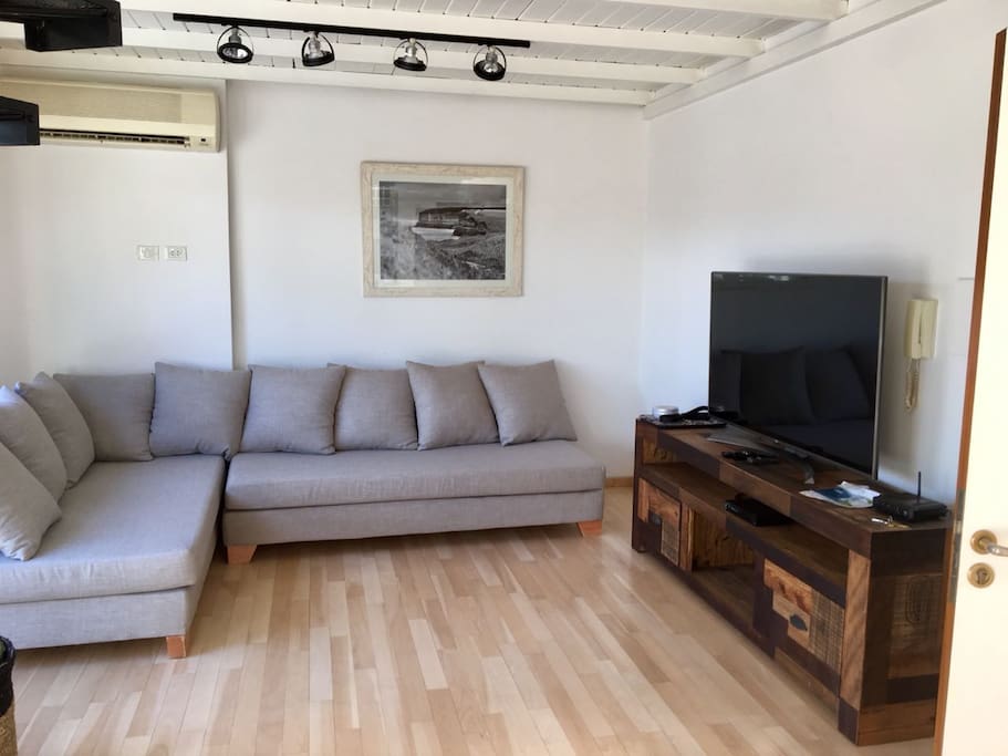 Gran sofa varios cuerpos y 2 camas de 1 plaza cada una. CABLE Y WIFI.