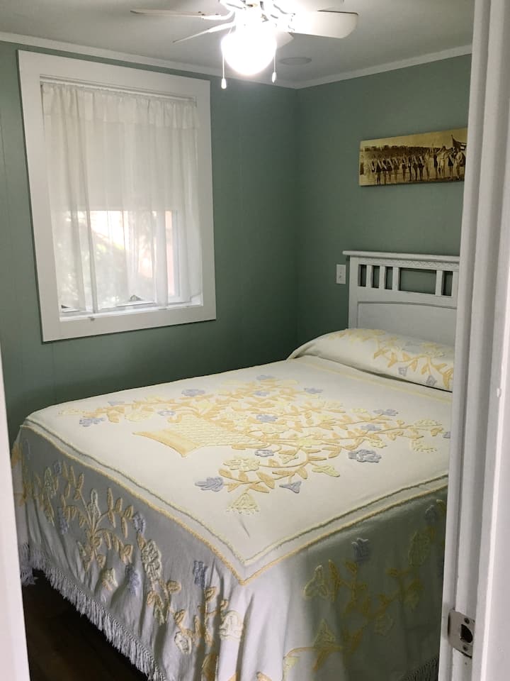 标准双人床卧室