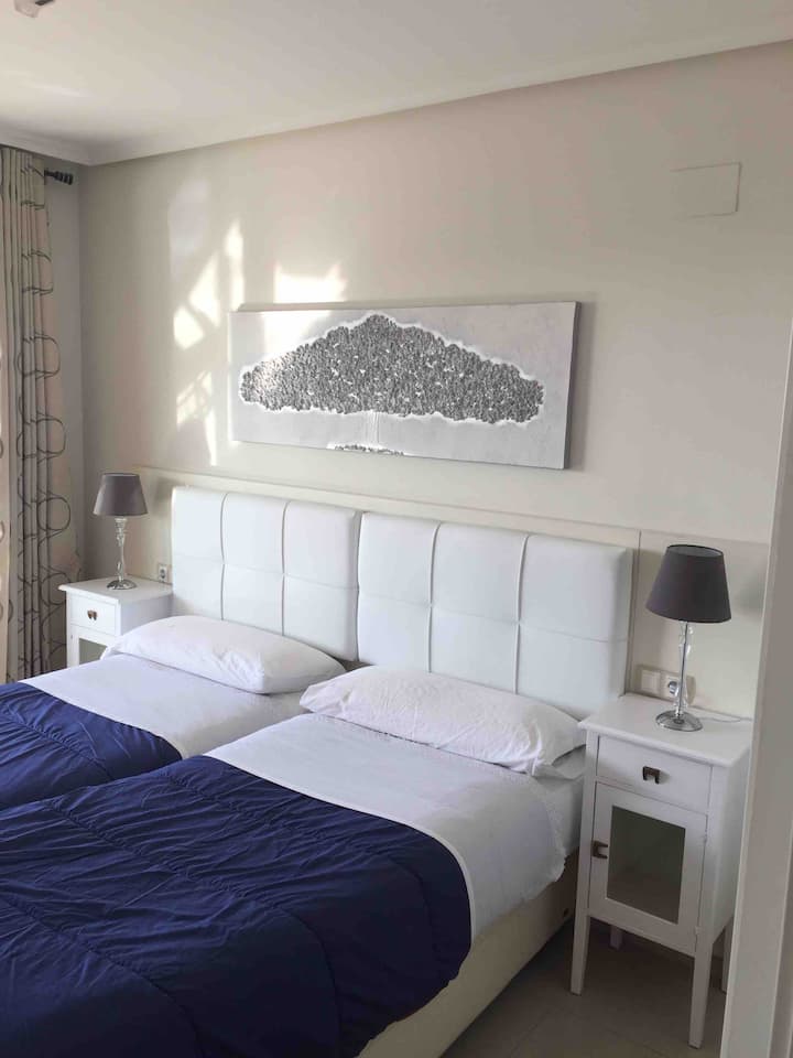 Chumba cha kulala kilicho na mteremko unaoangalia bahari