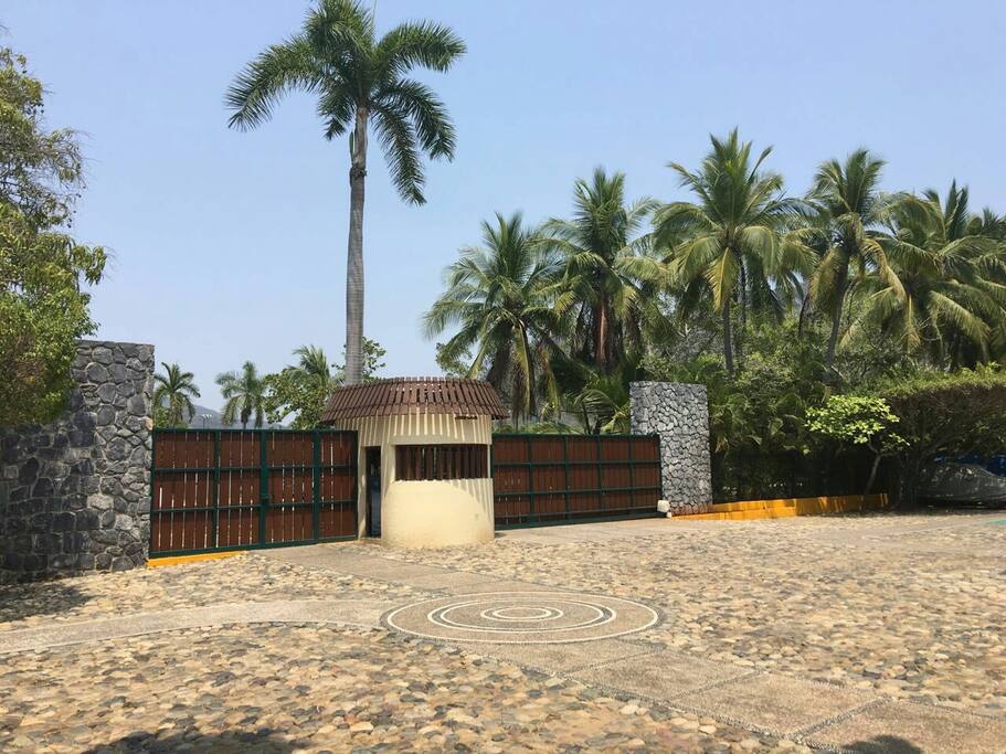 Acceso principal al condominio Real de Palmas Ixtapa