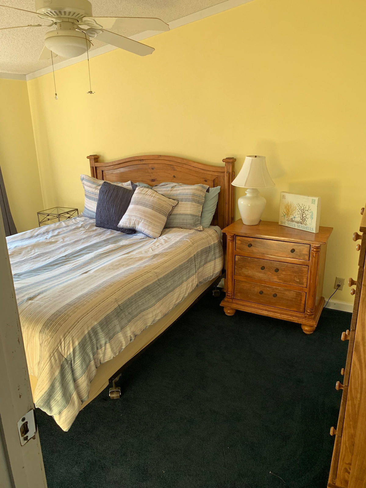 Segundo dormitorio soleado con cama tamaño queen.