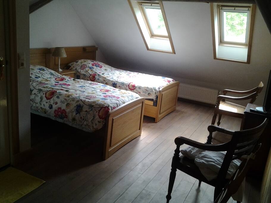 heerlijk bed van 180 breed of te verdelen in 2 bedden van 90 breed. eigen badkamer en suite met eigen toilet. Extra toilet op de bgg.