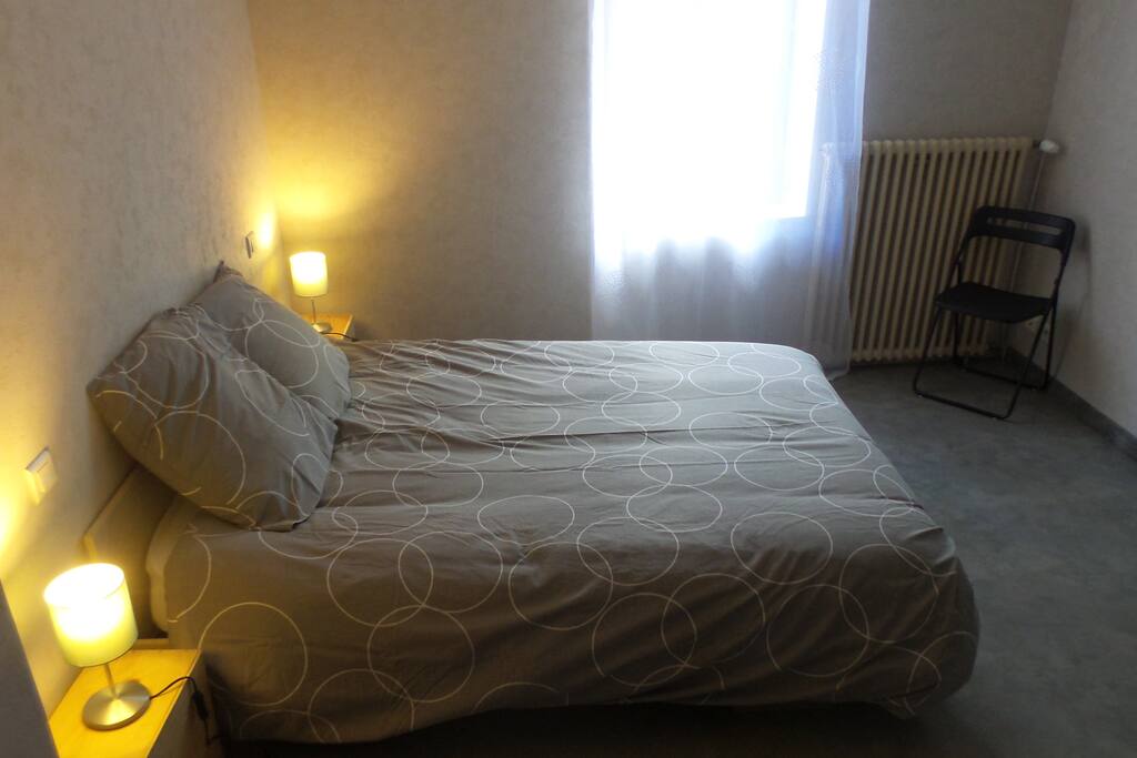 chambre parentale avec 1 lit de 140*190