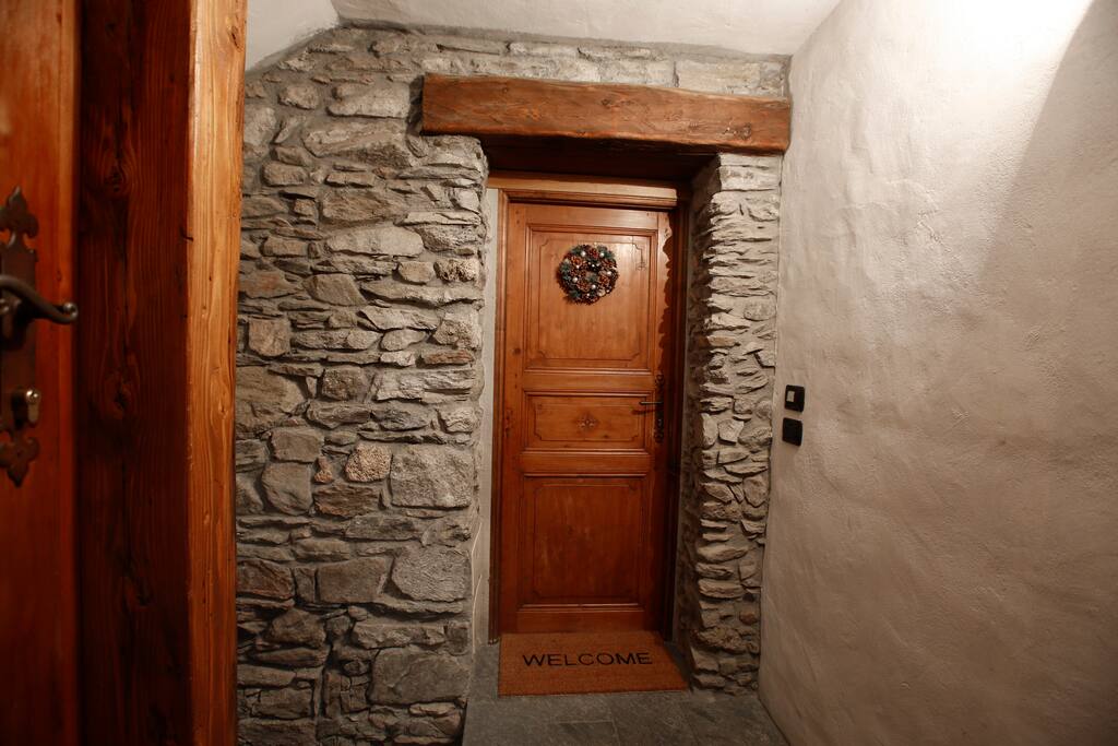 Ingresso di casa.
dopo una rampa di scale si accede alla porta di ingresso della Maijon de l'église