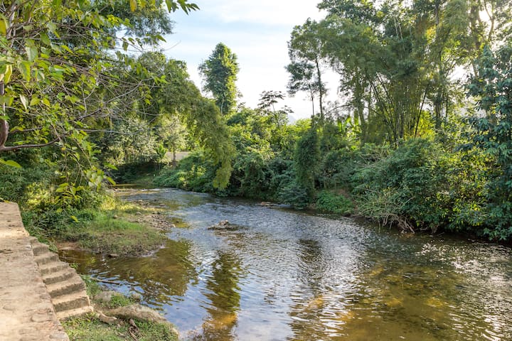 Suite privativa à beira rio com Wi-Fi TV e varanda