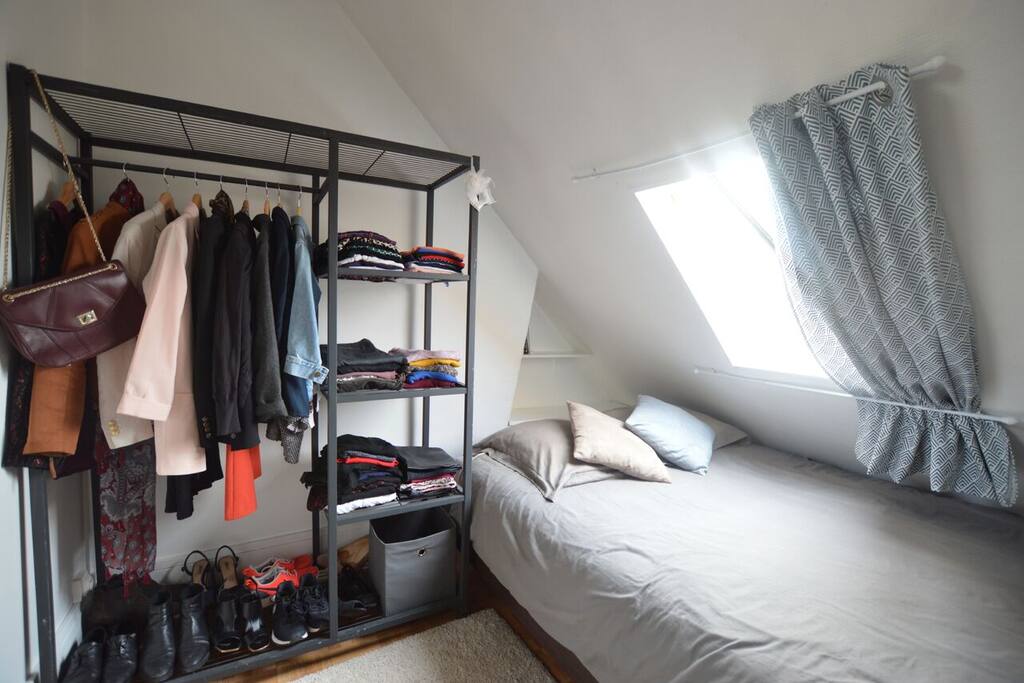 Chambre avec lit double et dressing