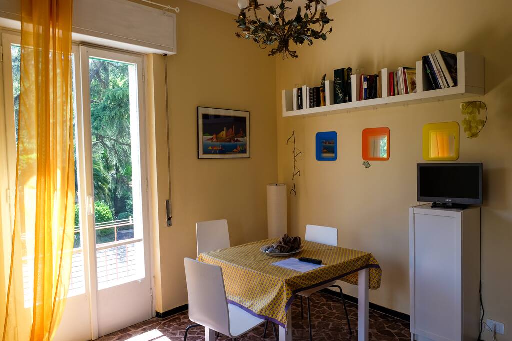 Salotto con balcone ad angolo immerso nel verde della collina.