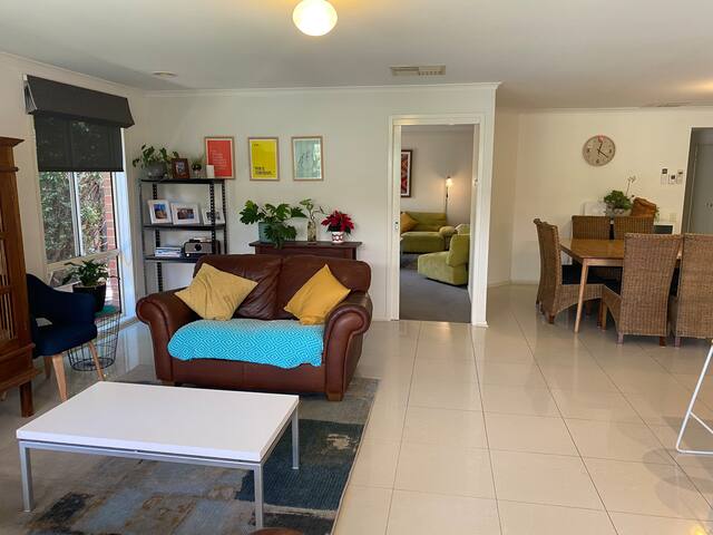 “Gumnut Mews” Bright & Cheerful 4brm family home. gallery image 5