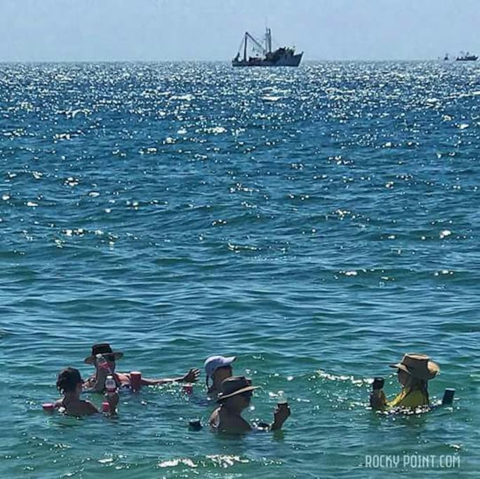 bañantes en "Playa Bonita"