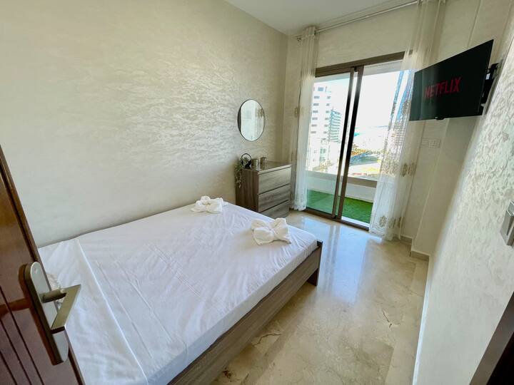 Dormitorio 2 con cama doble y balcón