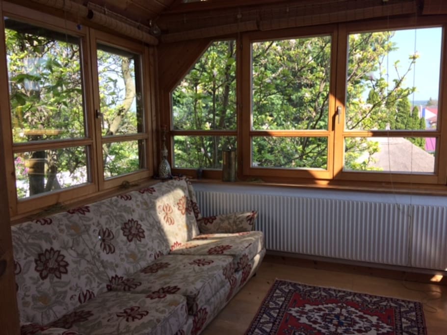 Eine bequeme Couch um in den Garten zu schauen