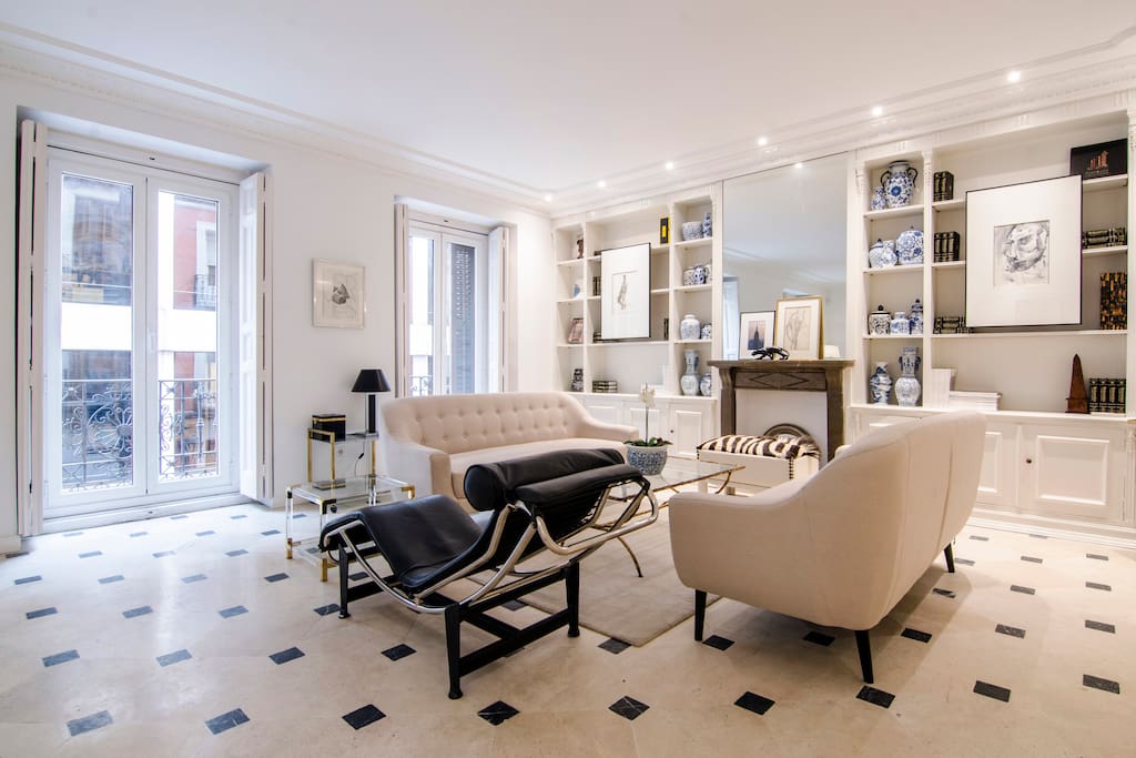 Living room & balconies / Salón y balcones