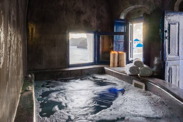 Gaia Suites | Sky Suite with Indoor Jacuzzi