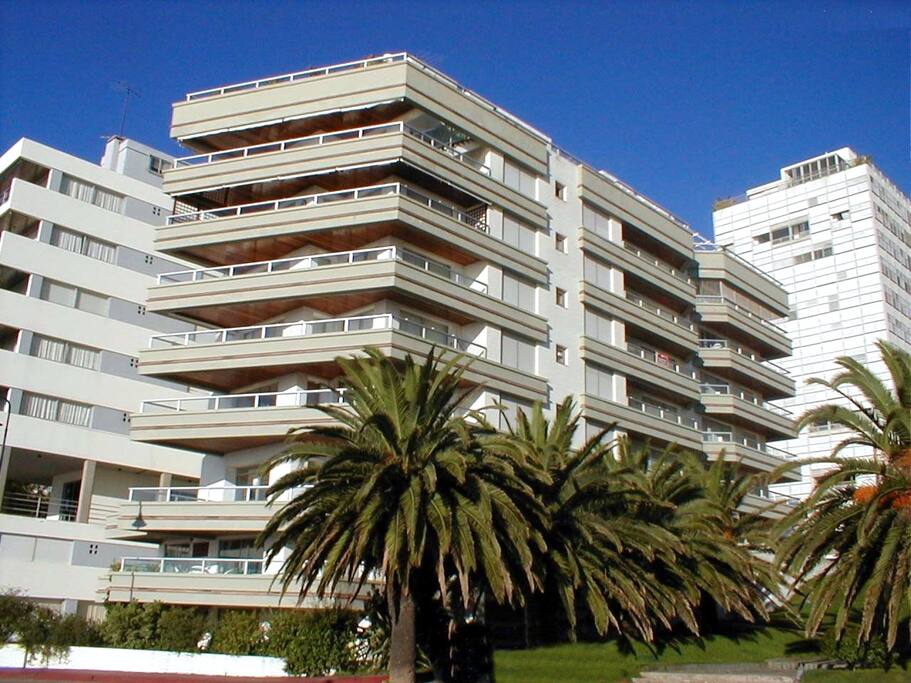 El edificio se ubica sobre la rambla, frente al puerto de Punta del Este