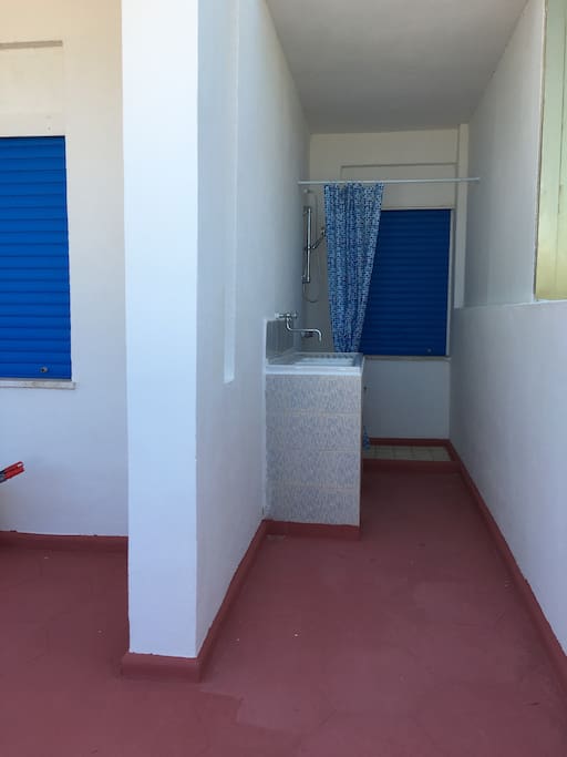 Doccia esterna + comodo lavabo