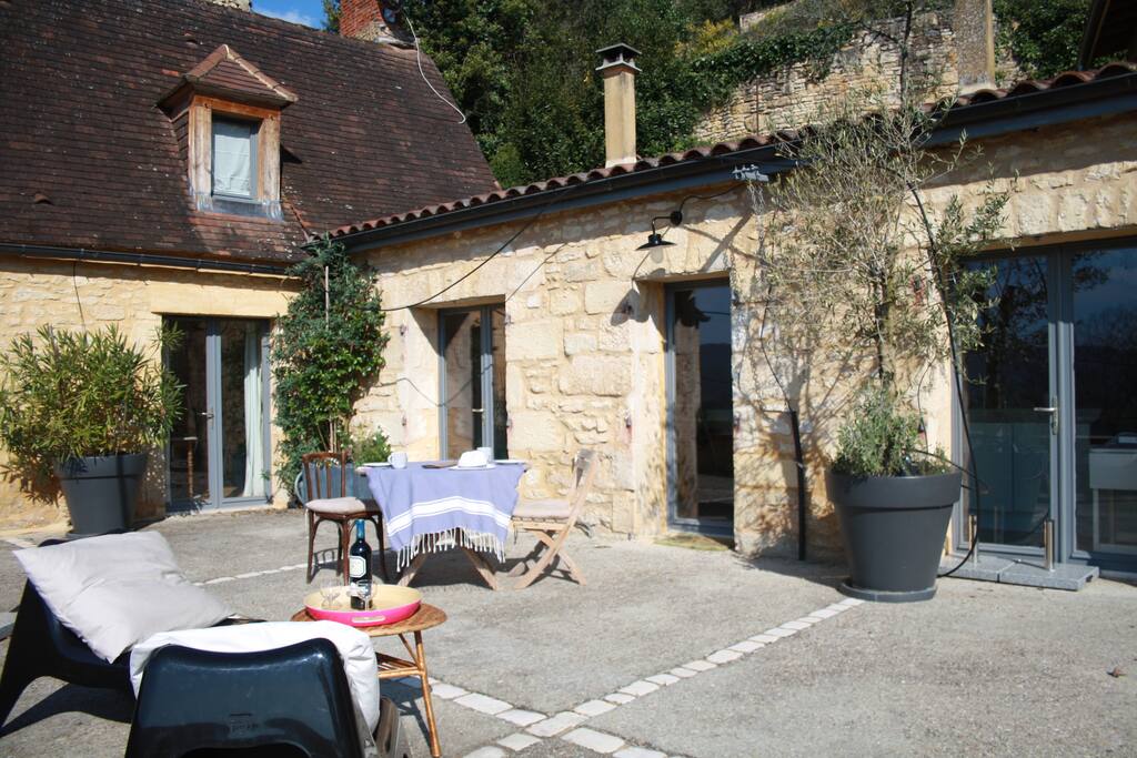 la terrasse / the terrace area