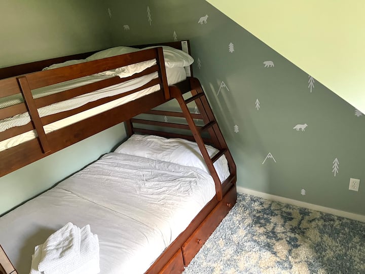 Dormitorio en el piso superior con literas y asiento en la ventana. Tiene su propio armario. 

Cama doble + cama individual 