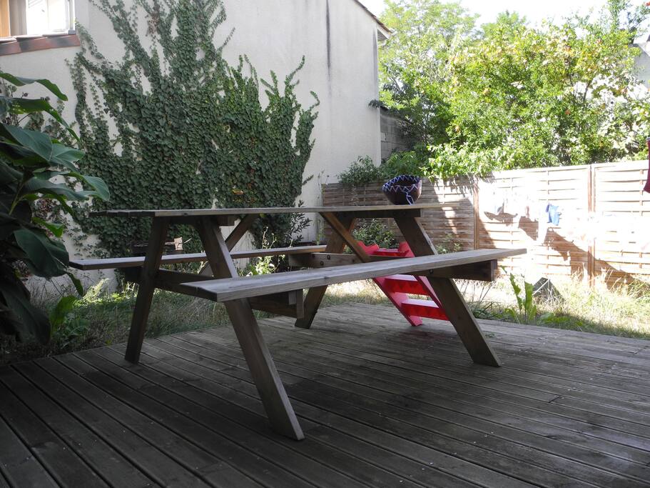 Terrasse et jardin entièrement clos à l'arrière de la maison