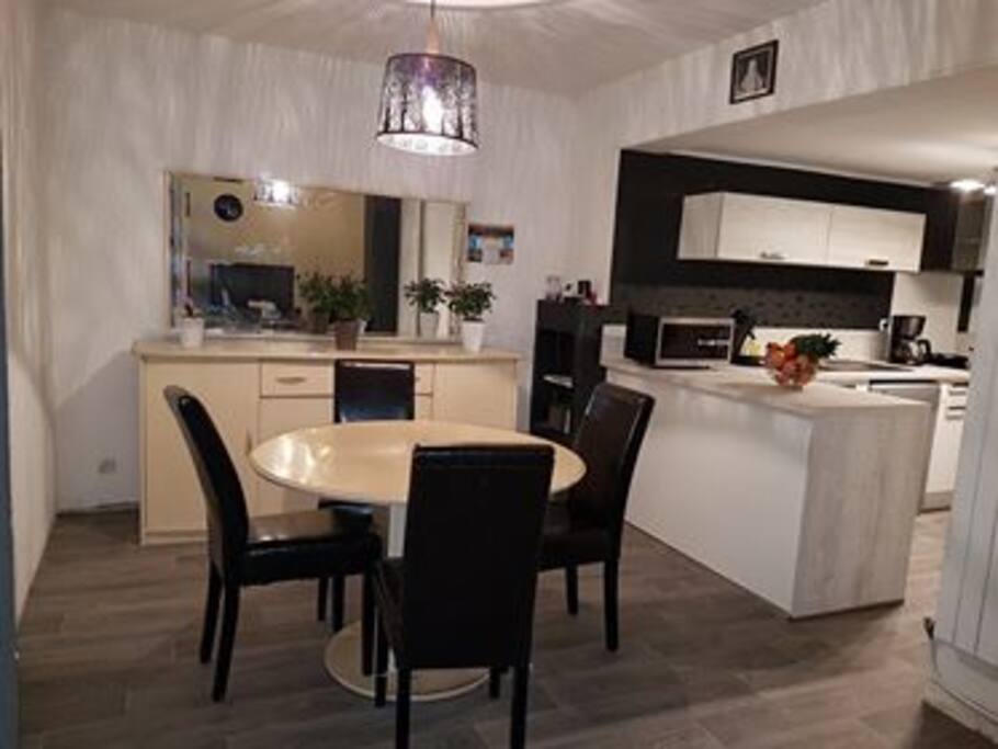 Table a manger, face à la cuisine équipée